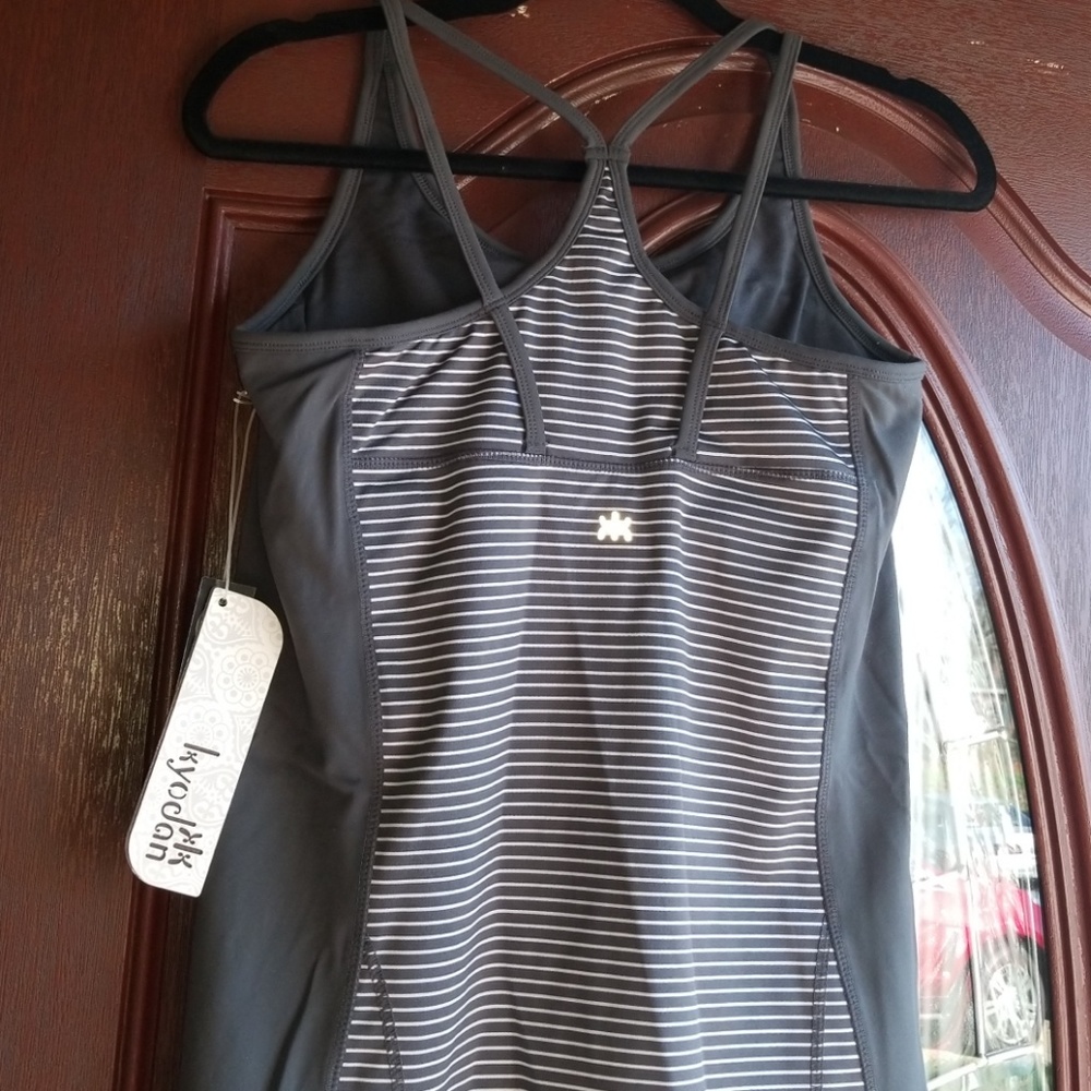 TENNIS TOP/ RUNNERS - Picture 2 of 3